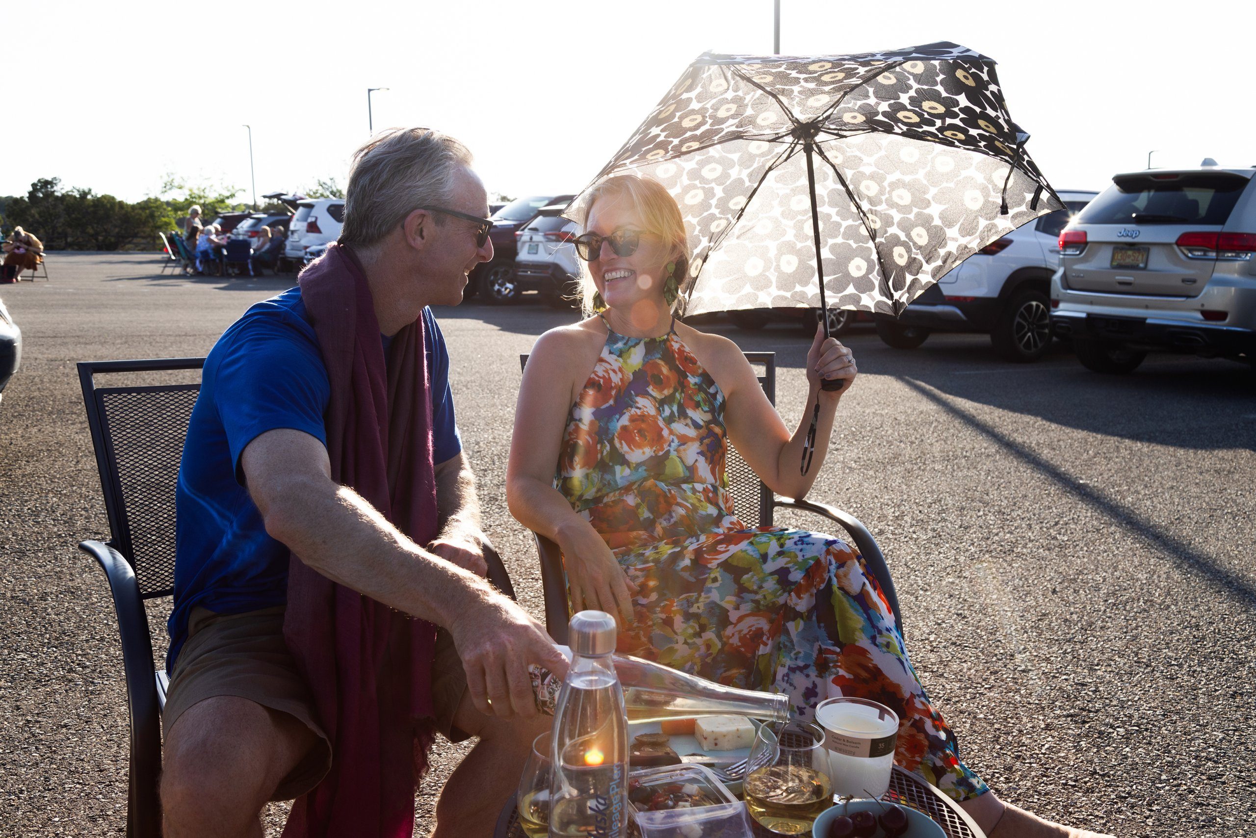 A smiling couple tailgates in the Santa Fe Opera parking lot